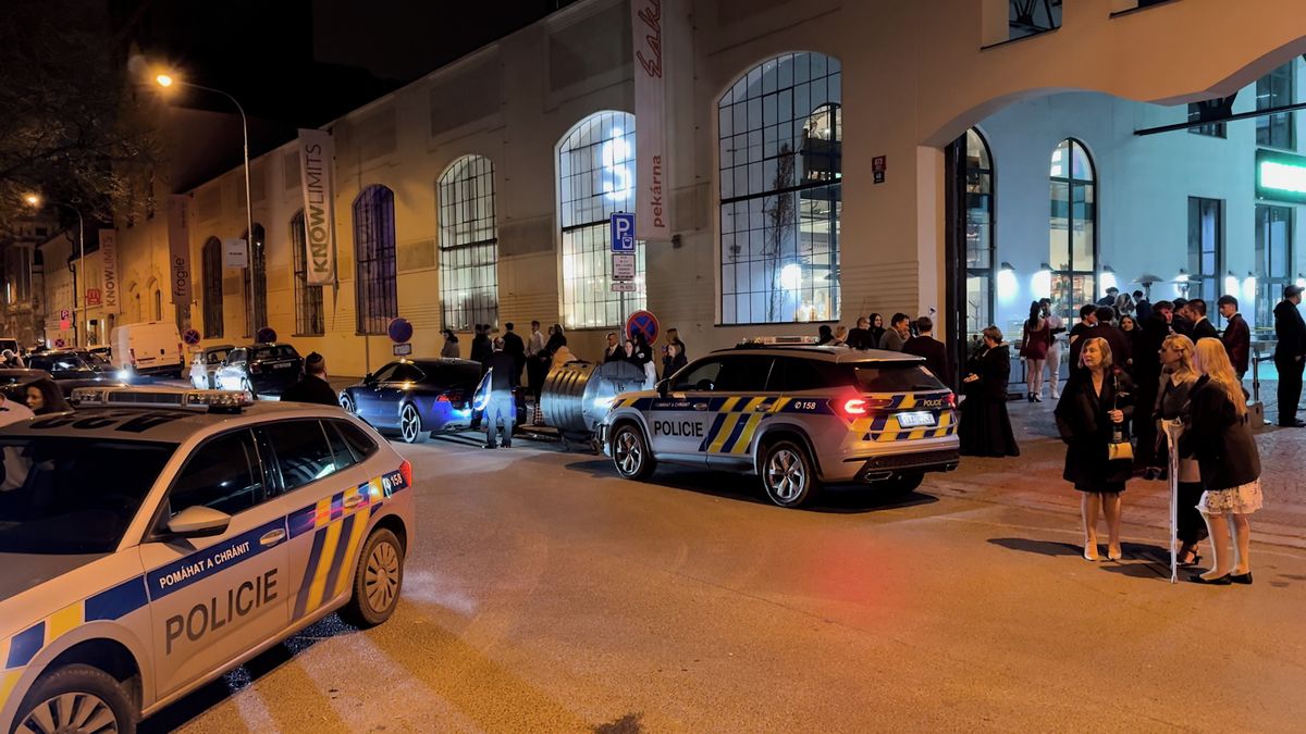 Hromadná rvačka na maturitním plese budoucích policistů v Praze: Pustili se do sebe dospělí kvůli fotbalu